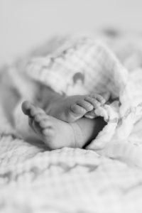 newborn baby toes photographed by Charlotte newborn photographer Demi Mabry