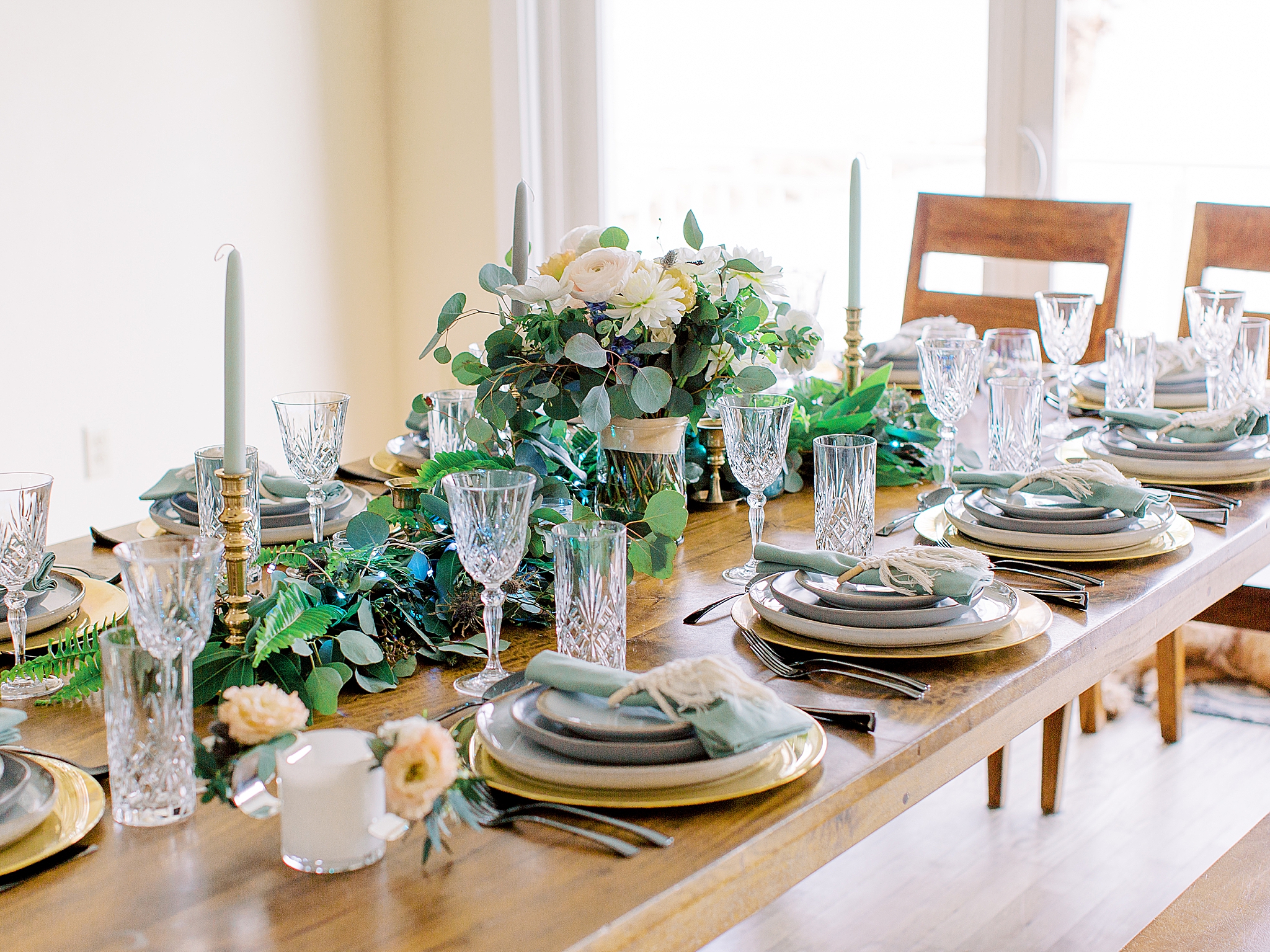 Charleston Microwedding reception with blue and gold details