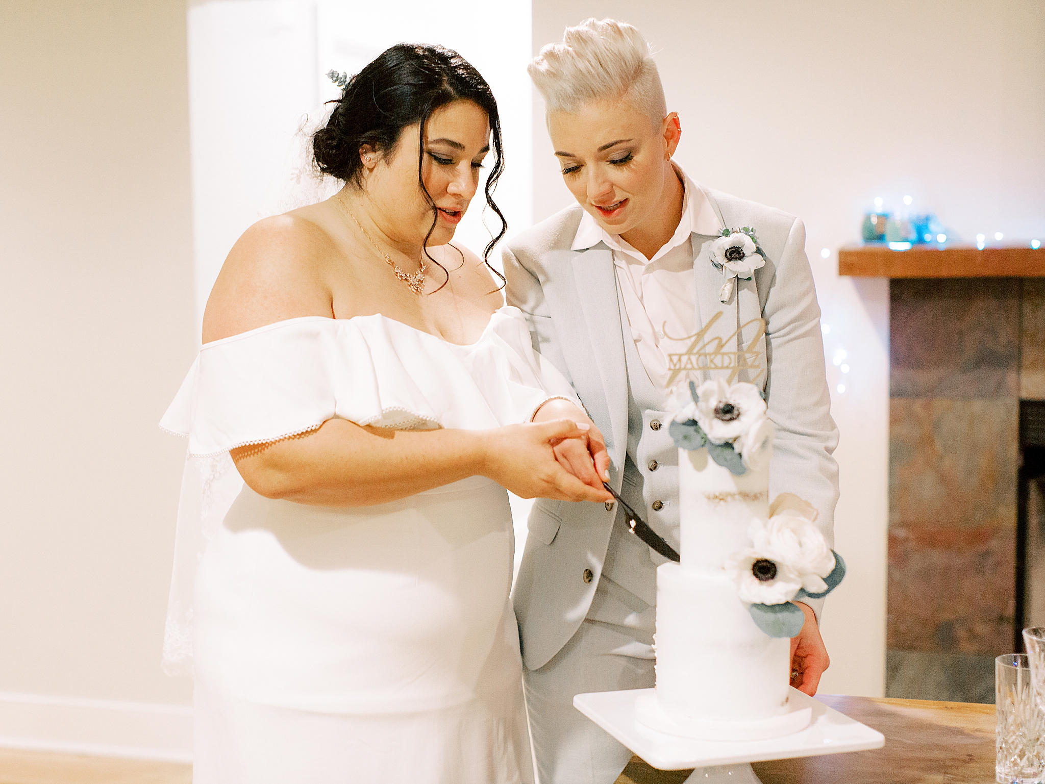 brides cut wedding cake