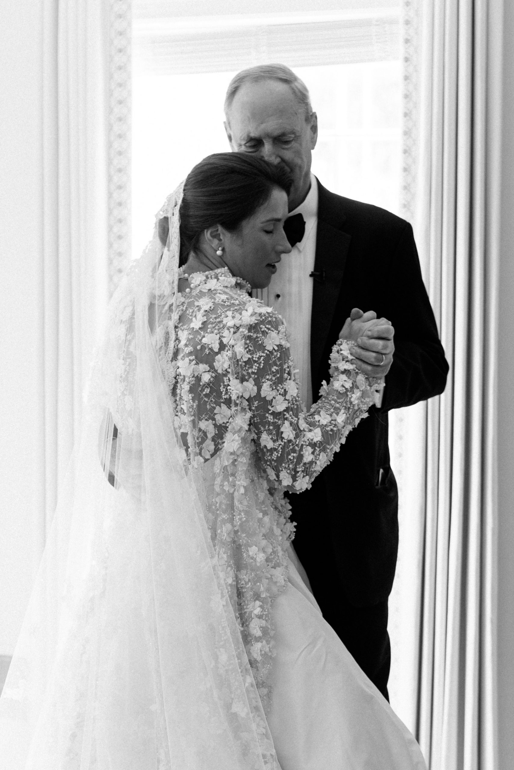 Emotional first look between father and daughter